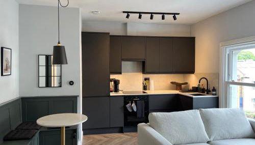 Convenient Clapham Junction Flat - Photo 1