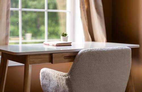 White Mountain Retreat with Theater, Fire Pit, Game Room and River Access - Foto 45