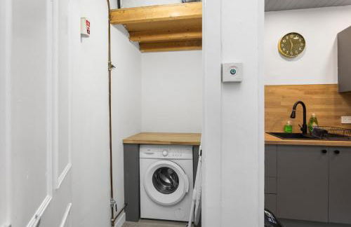 Sleek Canalside Stay in Edinburgh - Foto 11