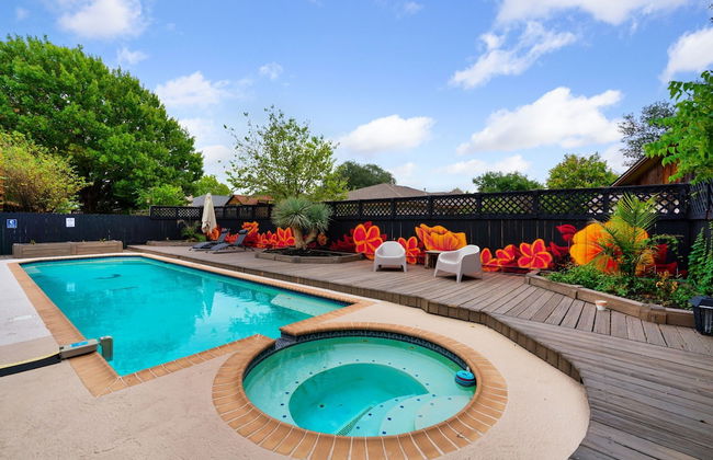 High End Home w Pool Hot Tub Gameroom - Photo 38