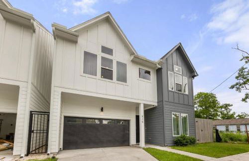 Brand New 3BR 2 5BA Home with Hot Tub - Photo 8