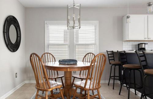 Capitol House - 3 Bed 1 Full and 1 Half Bath, Pet Friendly with Hot Tub walk to Lucas Oil Stadium - Foto 22