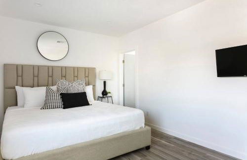 Experience Luxury 4BR Townhouse Sleeps 8 with Parking - Foto 18