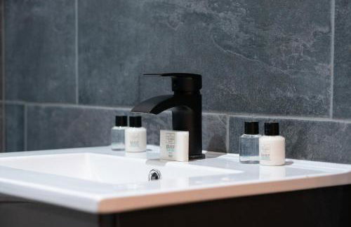 Spacious & Stylish Self Contained Studio Apartments - Foto 1