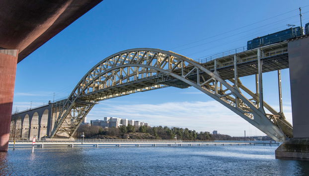 Passeio de barco sob as pontes de Estocolmo