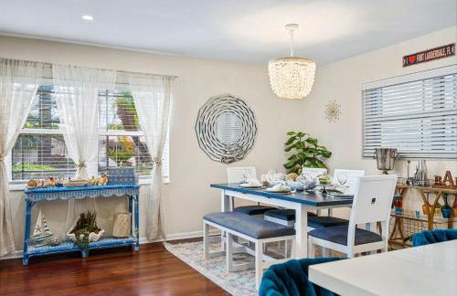 Chic 4BR Htd Pool, 5 min to beach, PAC-MAN, Games - Foto 41