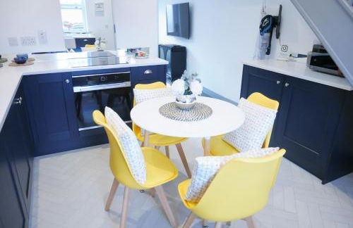 2 bed luxury duplex apartment in heart of Holt - Photo 8