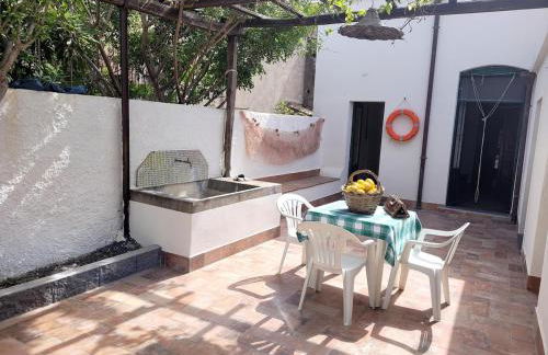 Typical house in a Sicilian village - Photo 1