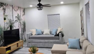 Modern B&W Coastal Retreat 2BR 2BA and Laundry - Foto 5