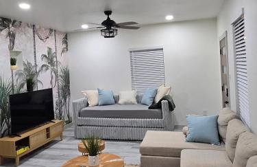 Modern B&W Coastal Retreat 2BR 2BA and Laundry - Foto 5