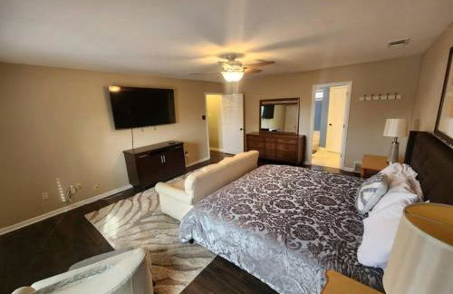 Large near Shops/Dining & easy access to freeway - Foto 16