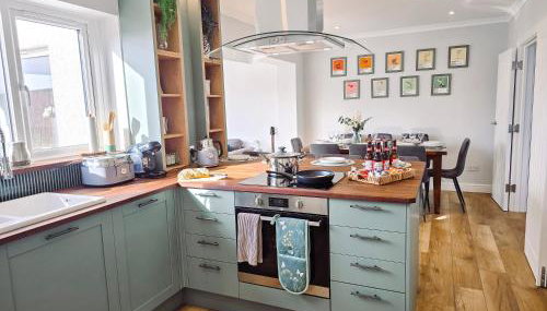 Luxury Sea View Retreat with Hot Tub Sleeps 8 - Foto 3, stove, dishwasher, pet friendly