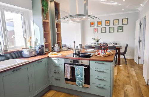 Luxury Sea View Retreat with Hot Tub Sleeps 8 - Foto 3