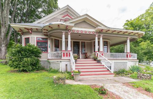 Mountain View Victorian with Convenient Location and Lots of Space tp Play farmhouse - Foto 47