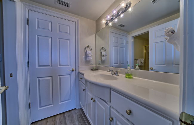 Marvelous Condo with Beachside Pool and Free Poolside WiFi - Unit 0902 by RedAwning - Foto 18