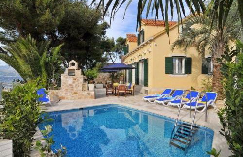 Deluxe Villa Sirena on the beach with Pool - Photo 10