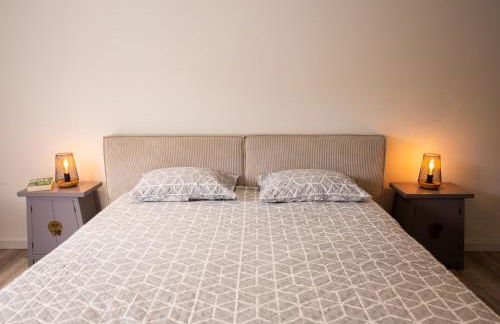 Countryside house with a pool and fireplace - Photo 9