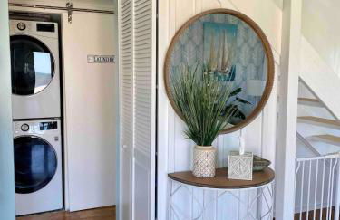 Nautical Endeavors Beach House Steps from Surf - Foto 12