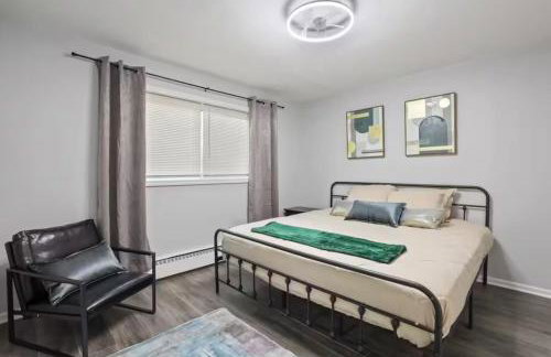 Convenient Mid and Extended Stay Near Airport - Foto 29