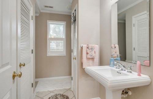 2 Mi to Atlantic Beach Coastal Retreat with Deck - Foto 8