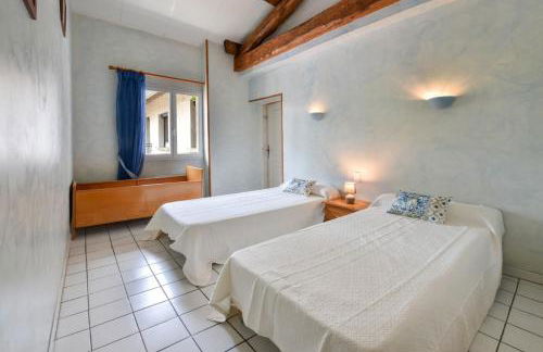 Maison plain pied mitoyenne avec piscine partagée et terrain arboré - Foto 10