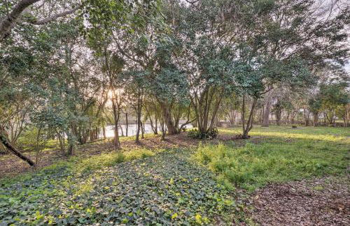 Riverfront Martindale House with 2 Covered Decks - Foto 24