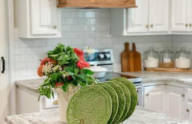 Historic Farmhouse -Modern Amenities -1800s Charm - Foto 17