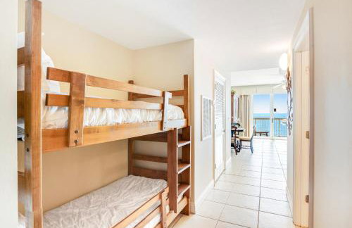 High-rise condo with pool & ocean views - walk to the beach - Foto 18