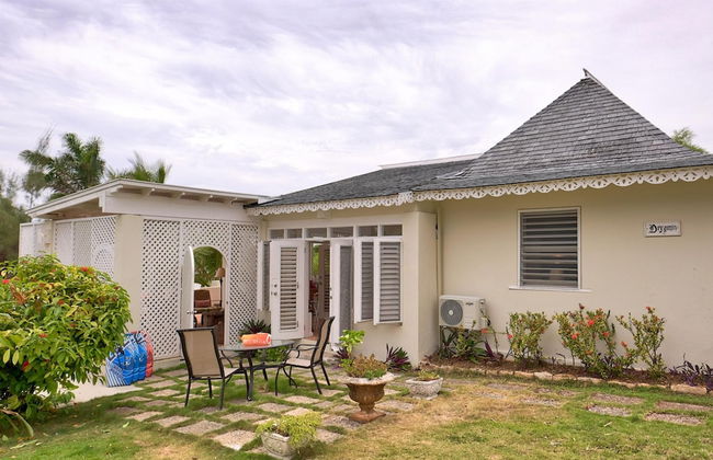 Dreamin Villa - 3 B R Beachfront w Staff - Photo 2