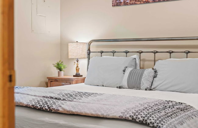 Lake + Pool Access, Game Room, Firepit, Deck Tawny and Peaceful by Avantstay - Foto 35