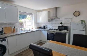 Charming 3 bed near A1 and central Peterborough - Photo 4