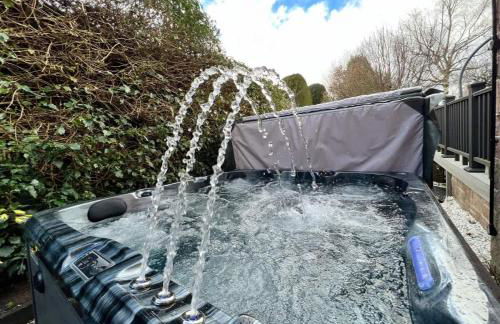 Gilmore House - 5 Bedroom Victorian Home with Hot Tub - Photo 7