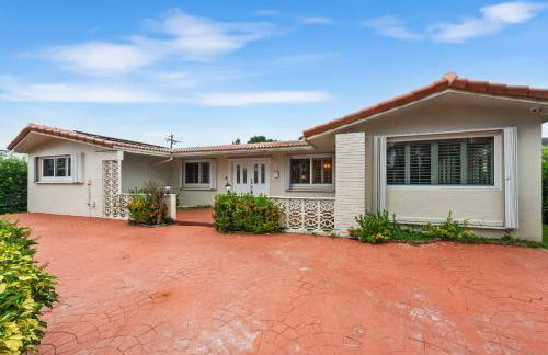 Centrally Located 4BD Oasis with Pool & Movie Patio - Foto 14