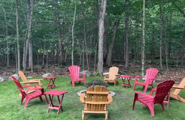 Pocono Hideout Family Home with Hot Tub Deck Sunroom Pool Big Bass Lake Larsen Lake Gouldsboro Clifton Township - Foto 24