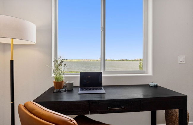 Upscale Waterfront Estate With Mountain Sunset Views - Foto 61