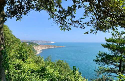 5 The Lookout - 2 bed apartment with parking, balcony & sea views - Photo 14