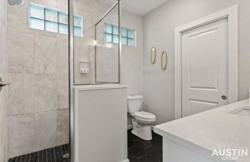 Enjoy DT Newly Renovated & Patio and Free Swim Club by Austin Vacay - Foto 17