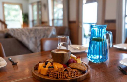 Trails End Cabin with a hot tub fire pit & indoor pool - Foto 9