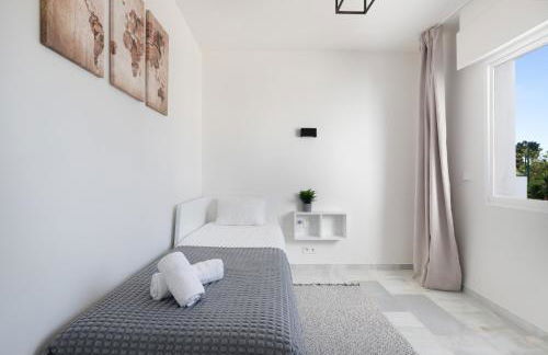 Luxurious And Modern Family Home - Photo 38