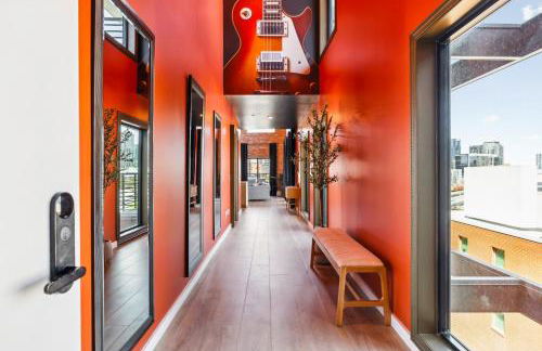 The Rhythm and Rooftop Penthouse Walk To Broadway with Pool and Amazing Views - Foto 5