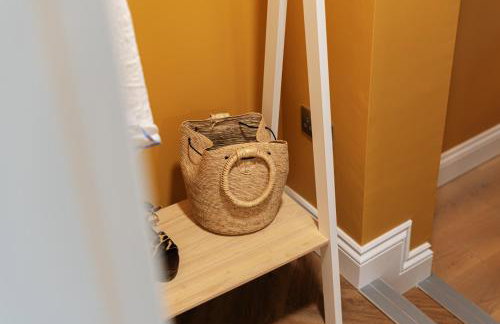 Central Whitchurch - Lowcross House Guest Bedroom 4 - Photo 8