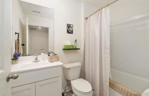 Stylish 3BR Getaway across Bristol Speedway - Foto 49