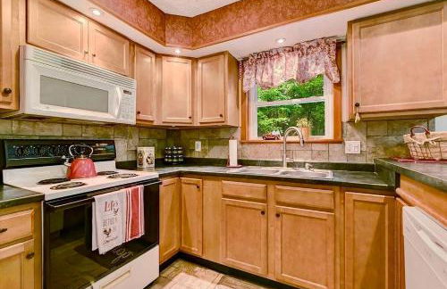 WOW!! Ultimate Pocono Retreat Hot Tub, Game Room, Fire Pit, Near Lakes & Hiking! - Foto 18