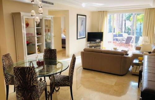 Beachside Luxury 2 bedroom apartment, Puerto Banus - Foto 8