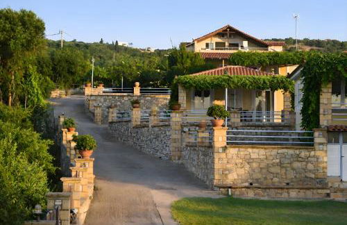 Alexandros Beachfront Apartments near Petalidi with Private Sunbeds & Sea View - Foto 2