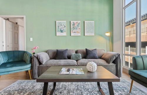 Uptown Luxury - Top Floor King Suite, Free Parking - Foto 1