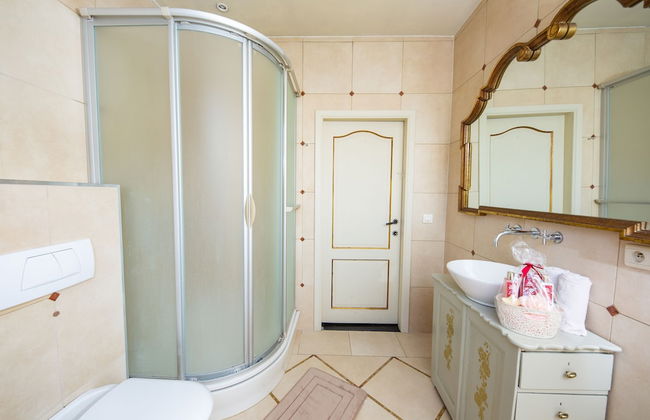 Unique Apartment In Historic Mansion - Photo 20