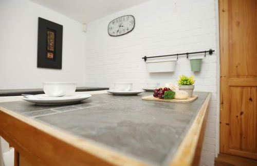 Mount Rd By N And N Stays Contractor Friendly 4 Bed House With Large Driveway, Bath - Photo 40