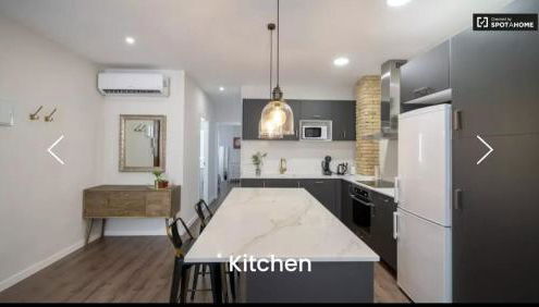 New! Designer apartment in center with fast Wi-fi - Photo 4