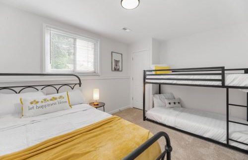 Beautiful 6 bed 3 bath home in quiet neighborhood - Foto 27